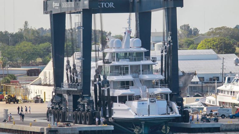 Derecktor’s new boat lift with a 1500 short ton capacity lifts the yacht Coral Ocean