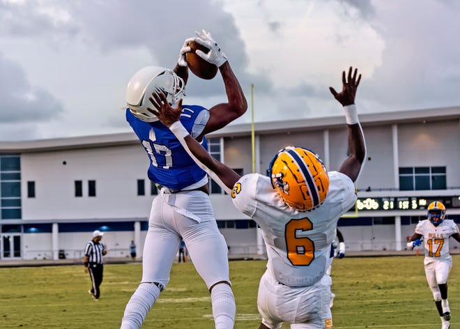 Ascender receiver Carnell Tate hauls in a touchdown pass Friday night at IMG's home game.
The defending national champion IMG Academy Ascenders played host the Miami Northwestern Bulls football team 9/10/21.

Randall E. Tosch/PAGEMOOREPHOTO