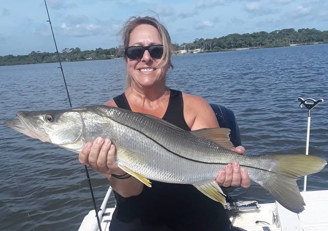 The proper way to hold a snook if you gotta get that picture before release.