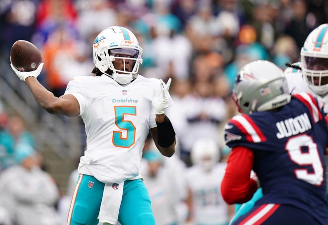 Dolphins QB Teddy Bridgewater looks to pass against the Patriots.
