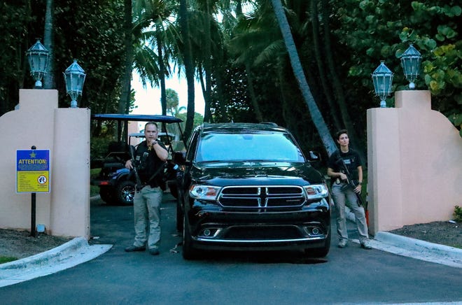 Secret service agents stand at the gate of Mar-a-Lago after the FBI issued warrants at August 8, 2022.