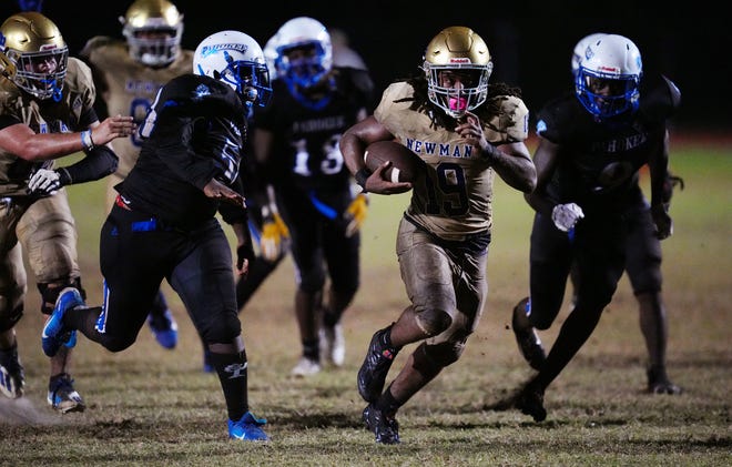 Henry Bennett (19) of Cardinal Newman breaks free for a touchdown in the fourth quarter against Pahokee on Thursday, August 25, 2022 in Pahokee.
