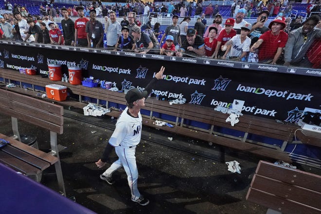 Don Mattingly waves to the crowd in Miami as he leaves the field for the last time as the Marlins manager on Wednesday.