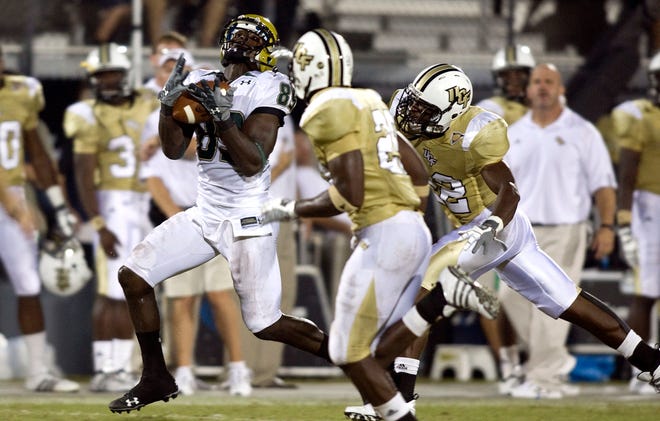 Taurus Johnson (89) catches a pass between two UCF defenders during South Florida's overtime win in 2008.