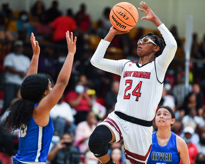 Vero Beach's Jaida Civil (24) goes for a 2-point basket as Spanish River defends in a girls basketball Region 3-7A championship Friday, Feb. 18, 2022, at Vero Beach High School. Vero Beach won 70-61.