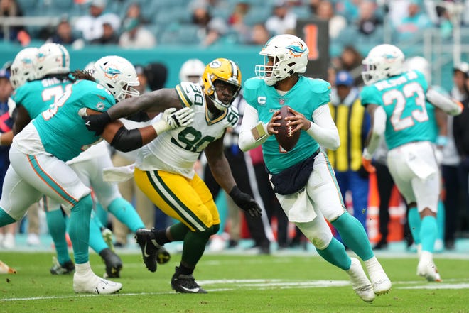 Dolphins quarterback Tua Tagovailoa looks for a receiver against the Packers.