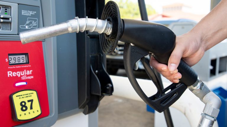 Gasoline prices dip in Florida as record holiday travel is predicted