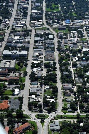 State Road 60 (formerly Osceola Boulevard) is also known as the Twin Pairs in the city of Vero Beach. This view is looking east from 20th Avenue in 2014.