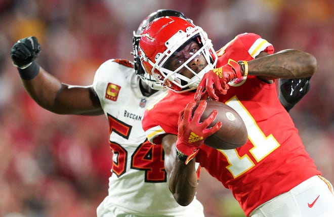 Kansas City Chiefs wide receiver Marquez Valdes-Scantling (11) catches a pass while defended by Tampa Bay Buccaneers linebacker Lavonte David.