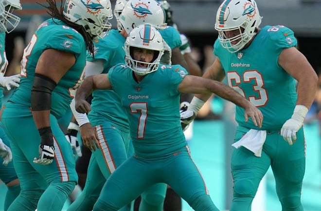 Miami Dolphins place kicker Jason Sanders (7) celebrates a go ahead field goal with seconds left in the game against New York Jets at Hard Rock Stadium in Miami Gardens, Jan. 8, 2023.
