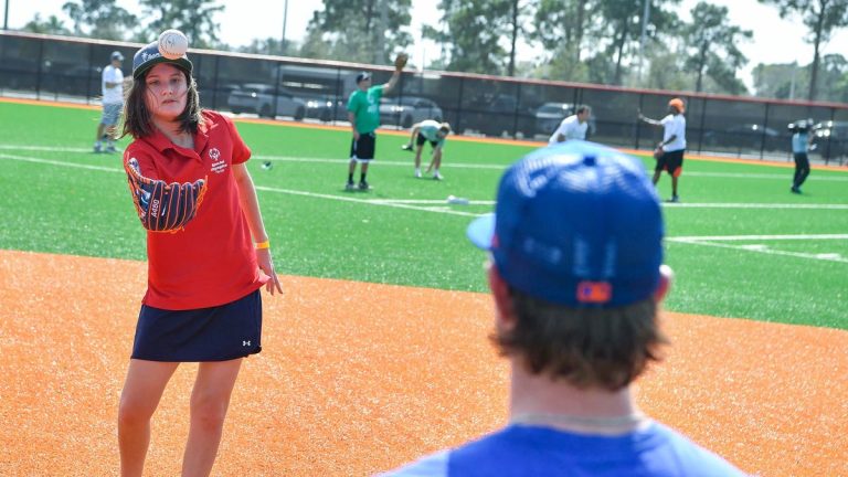 New York Mets work with Special Olympics athletes during baseball clinic