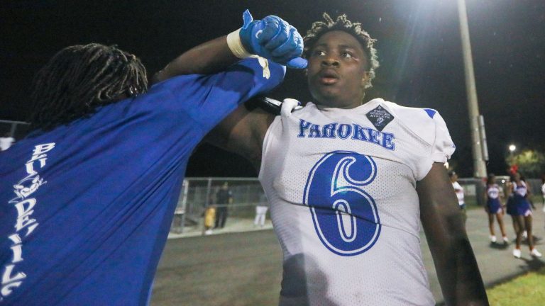 Football recruiting live blog: Pahokee EDGE DeeJay Holmes signs with Ole Miss